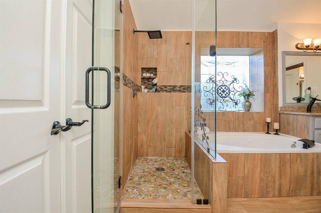 Big walk in shower and jetted tub