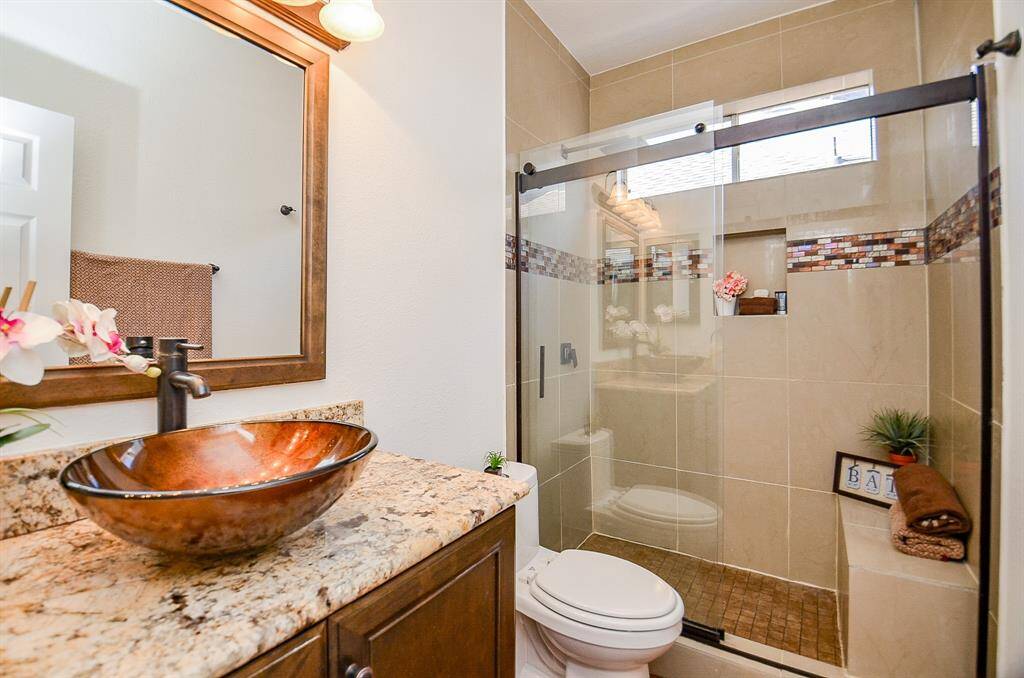 Renovated full bathroom in the first floor