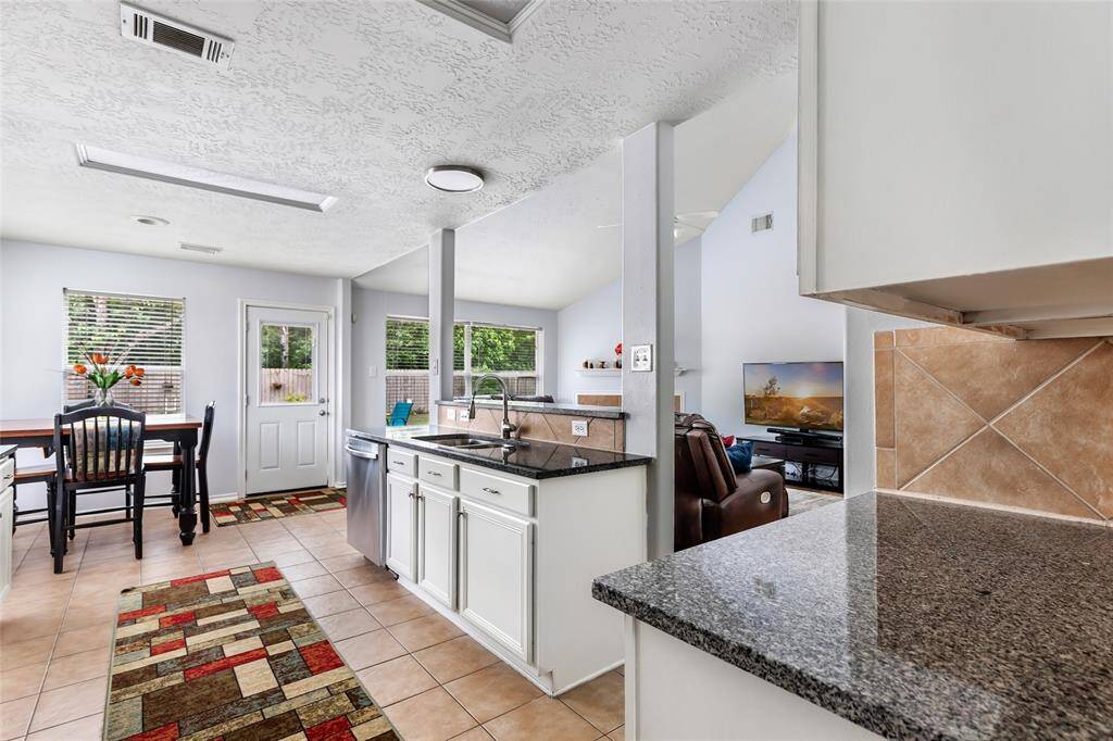 Nice open and bright kitchen and breakfast area