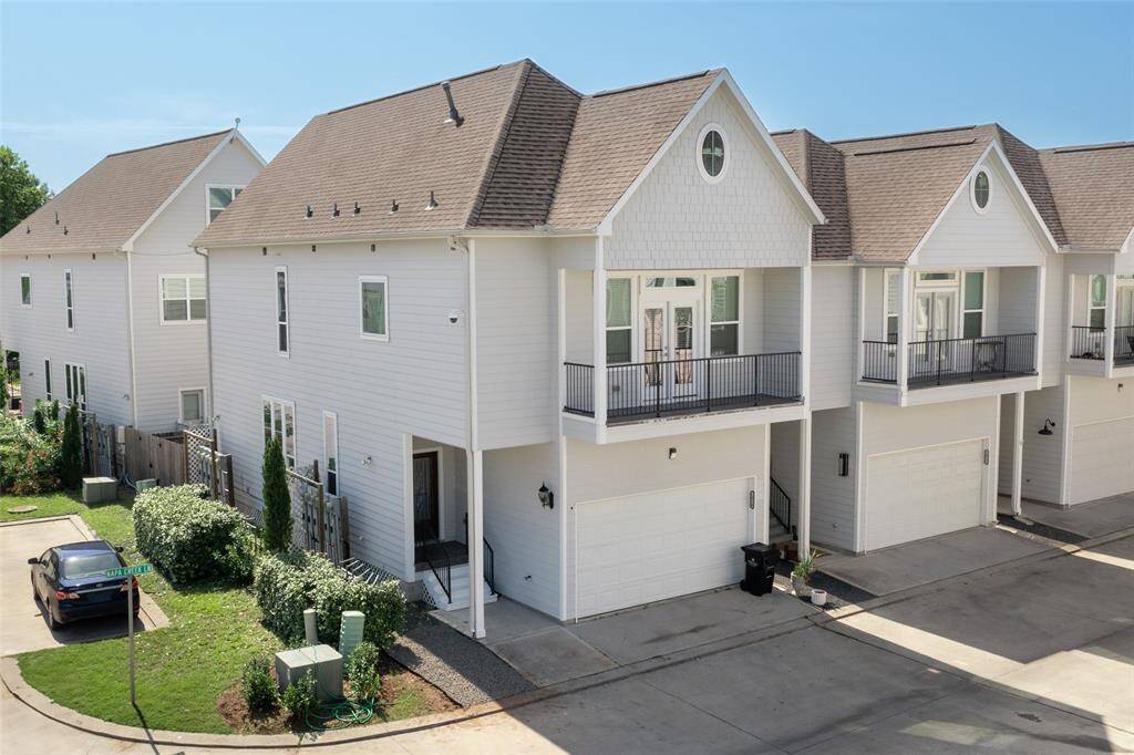 Corner home, freestanding, 2 living areas, hardwoods, primary suite w/balcony