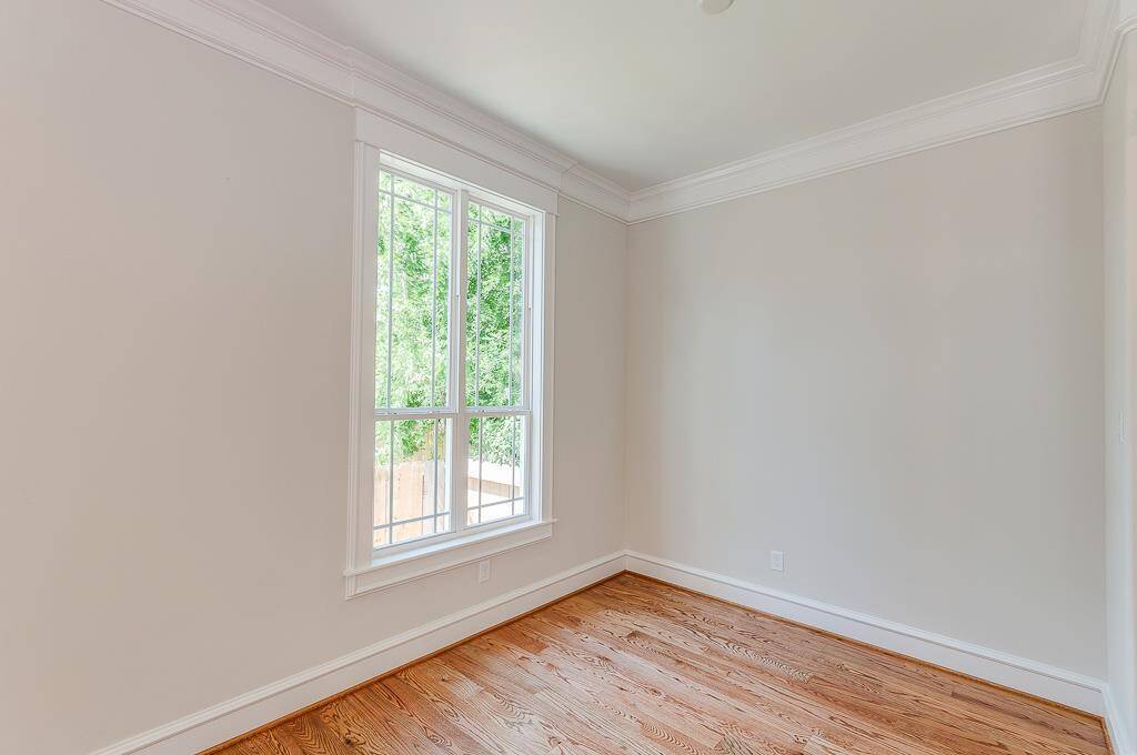 big window brings in alot of natural light