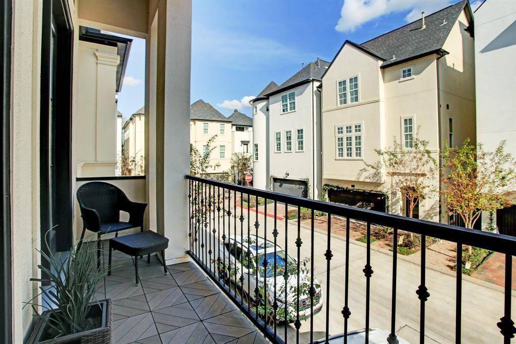Wonderful balcony with seating area and overlooks the beautiful community. Ideal for relaxing and enjoying the neighborhood view.
