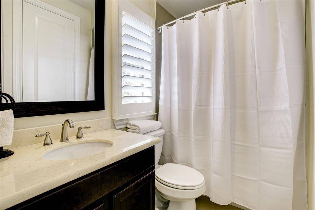 Private Bathroom for the 2nd Bedroom.
