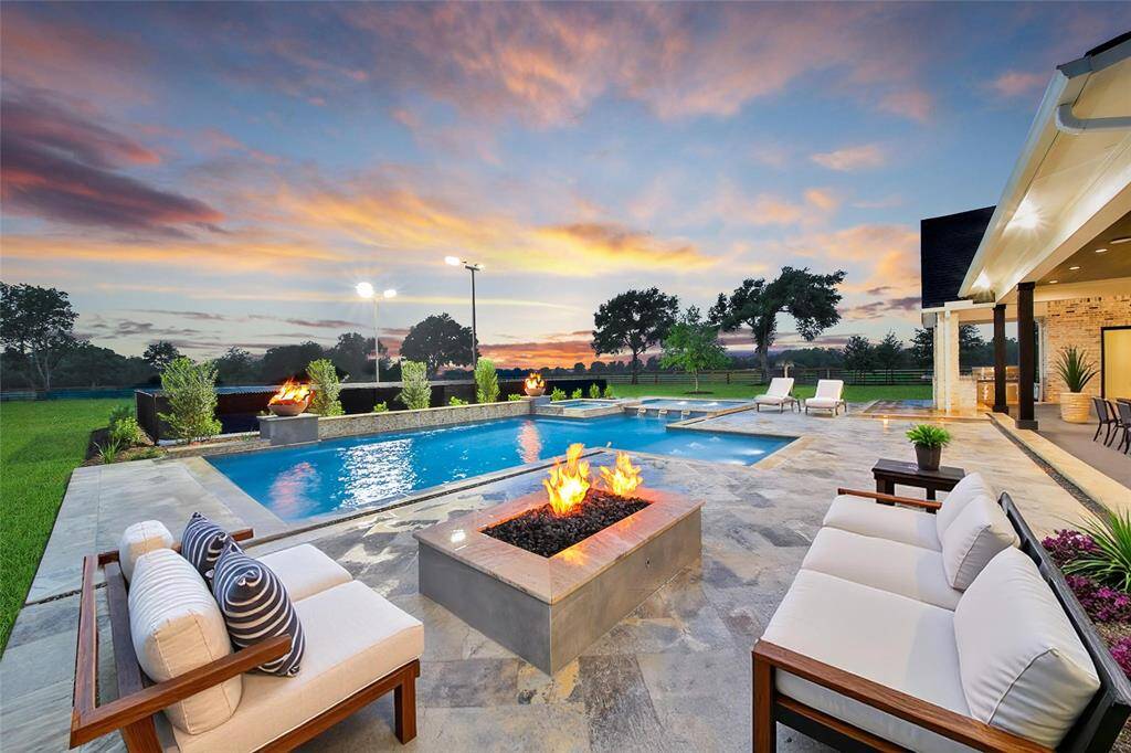 A 10-person hot tub and gas fire pit is the perfect setting for drinks under the Texas stars.