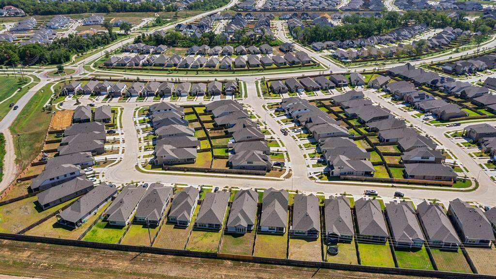 This new construction home is located in the sought after community of Sienna, close to amenities and shopping/dining/entertainment!