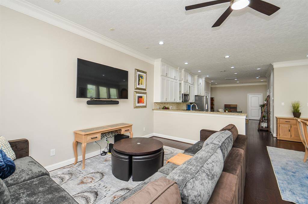 Easy mornings, lively evenings. Whether it’s game day on the big screen or brunch at the breakfast bar, this space blends comfort and connection—perfect for hosting, relaxing, or anything in between.