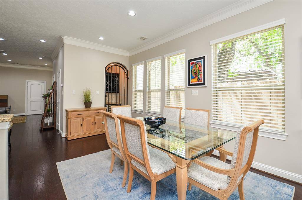 Big gatherings feel right at home here. With room to seat up to 10 guests, this bright dining space is made for birthdays, holidays, or Sunday dinners!