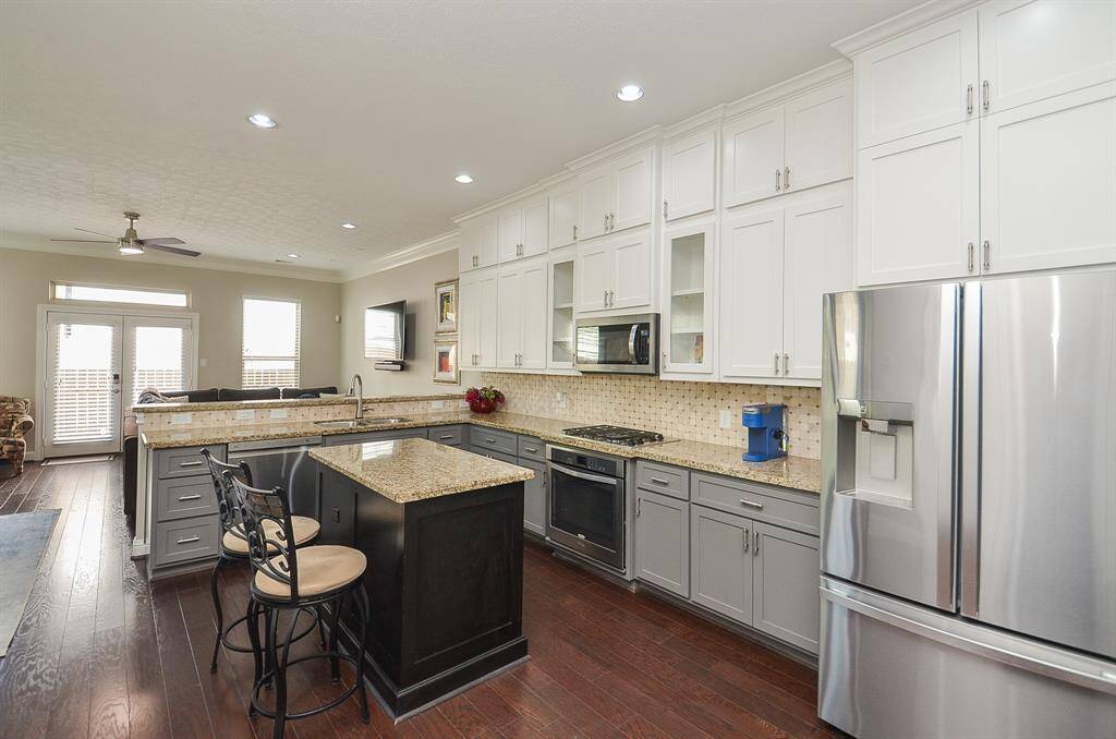 Front-row seats to everyday life. Whether it’s morning cereal, after-school snacks, or friends chatting while you cook, this long counter with seating for four turns the kitchen into the heart of the home.