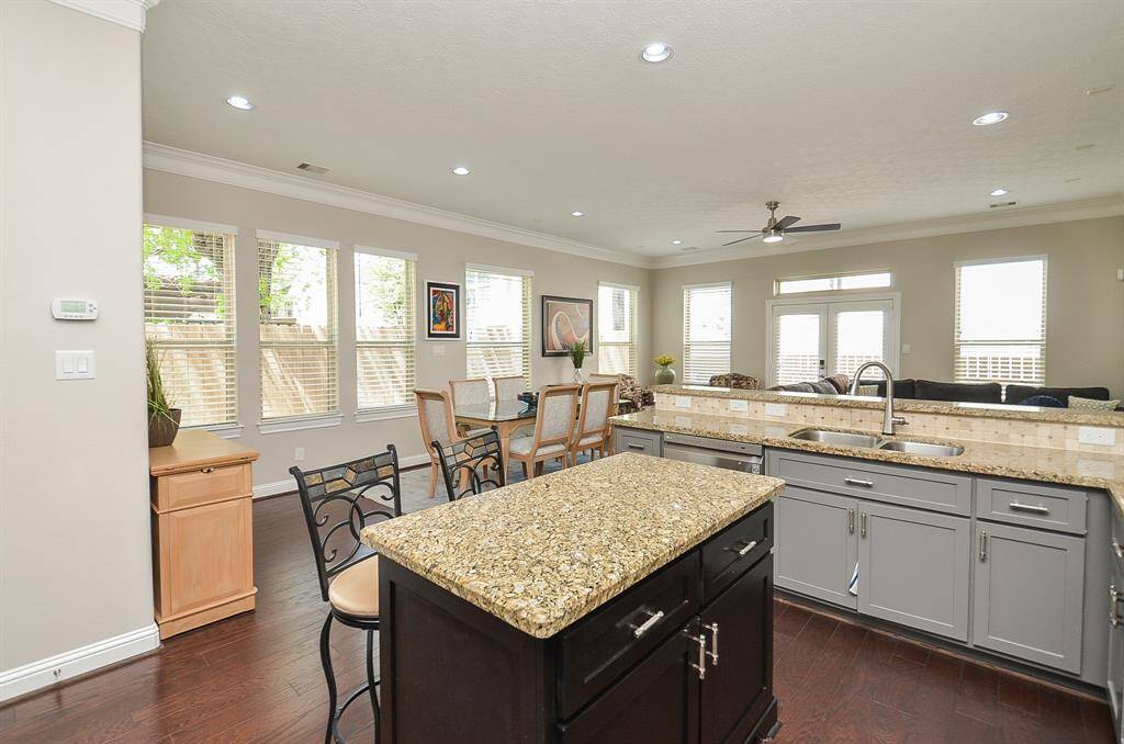 For quick bites, little chats, and everyday life. This cozy island is perfect for plating dinner right off the stove, helping the kids with homework while you stir the pot, or grabbing a quick bite before rushing out the door. It’s not just a surface—it’s where the day happens.