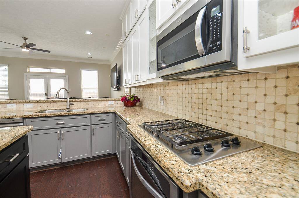 For the home chef in all of us. The gas cooktop gives you that instant heat we all love, while the electric oven keeps baking even and easy. Whether it's a holiday roast or a quick weeknight stir-fry, this setup makes cooking feel like second nature—with beautiful finishes all around you.