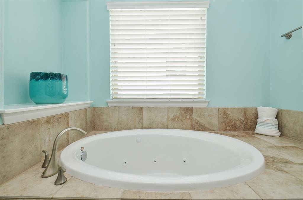 Soak, unwind, repeat. This whirlpool tub with its own landing ledge is perfect for candles, a good book, or that glass of wine calling your name. It’s your personal spa moment—without ever leaving home.