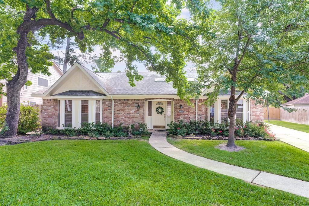 This beautifully maintained 4-bedroom, 2-bath home in Enchanted Oaks is ideal for entertaining, with a sparkling pool, covered patio, and screened-in porch.