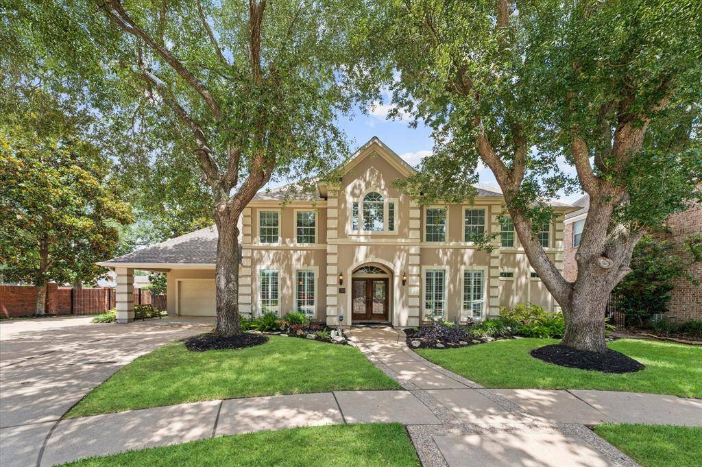 This stucco home is nestled at the end of a cul-de-sac on a 12,600 s.f lot.