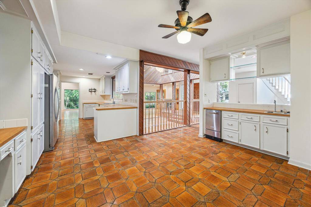 Breakfast area  with additional sink and bar area.