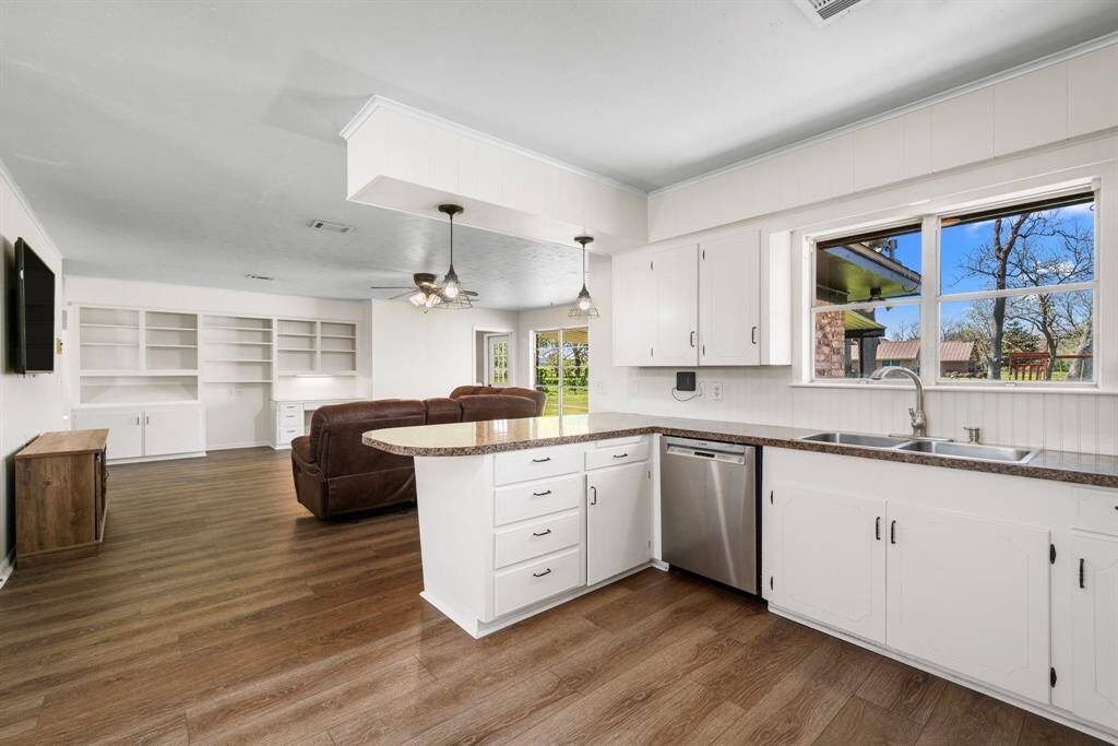 You will enjoy the openness between the kitchen, dining and living area.Guests can sit and chat at the breakfast bar during meal prep time.