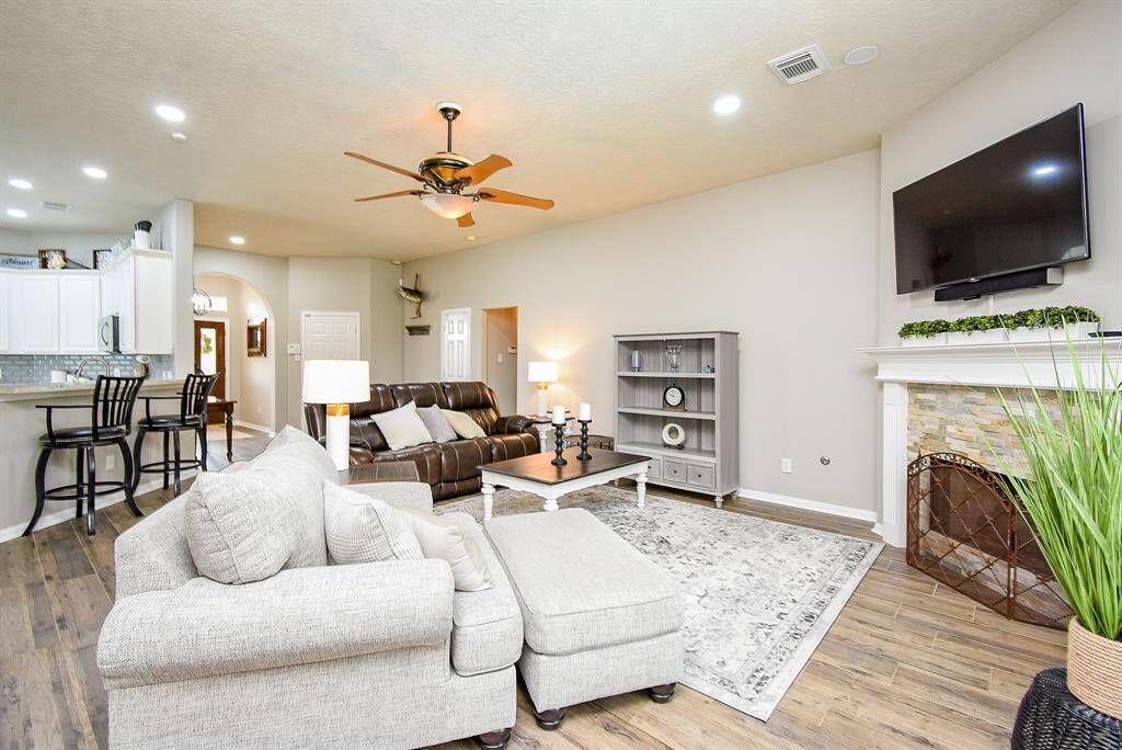 Open-concept kitchen with grey subway tile backsplash and granite countertops.