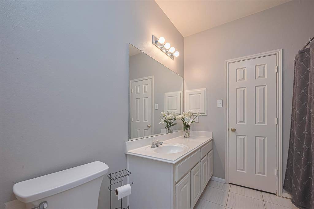 Large secondary bathroom conveniently located between the 2 secondary bedrooms and hallway