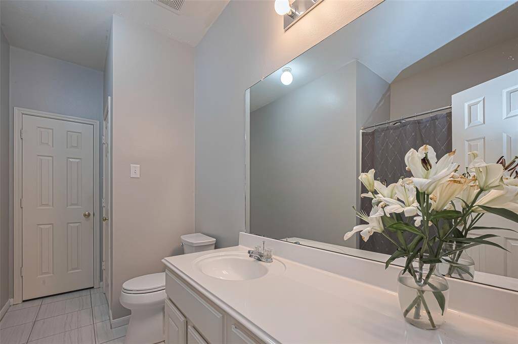 Additional view of the secondary bathroom