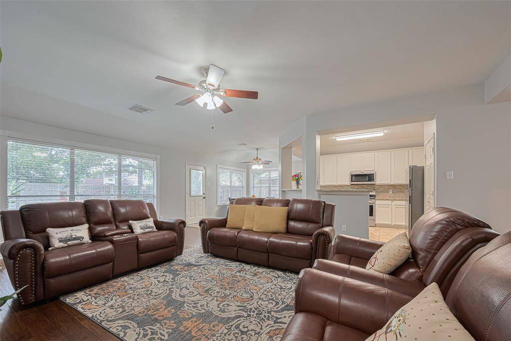 Additional view of the living room/Kitchen and breakfast in the back