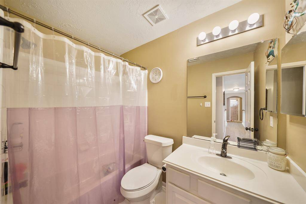 Secondary Bathroom (upstairs)