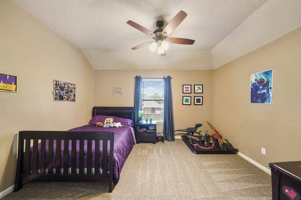Guest Bedroom (upstairs)