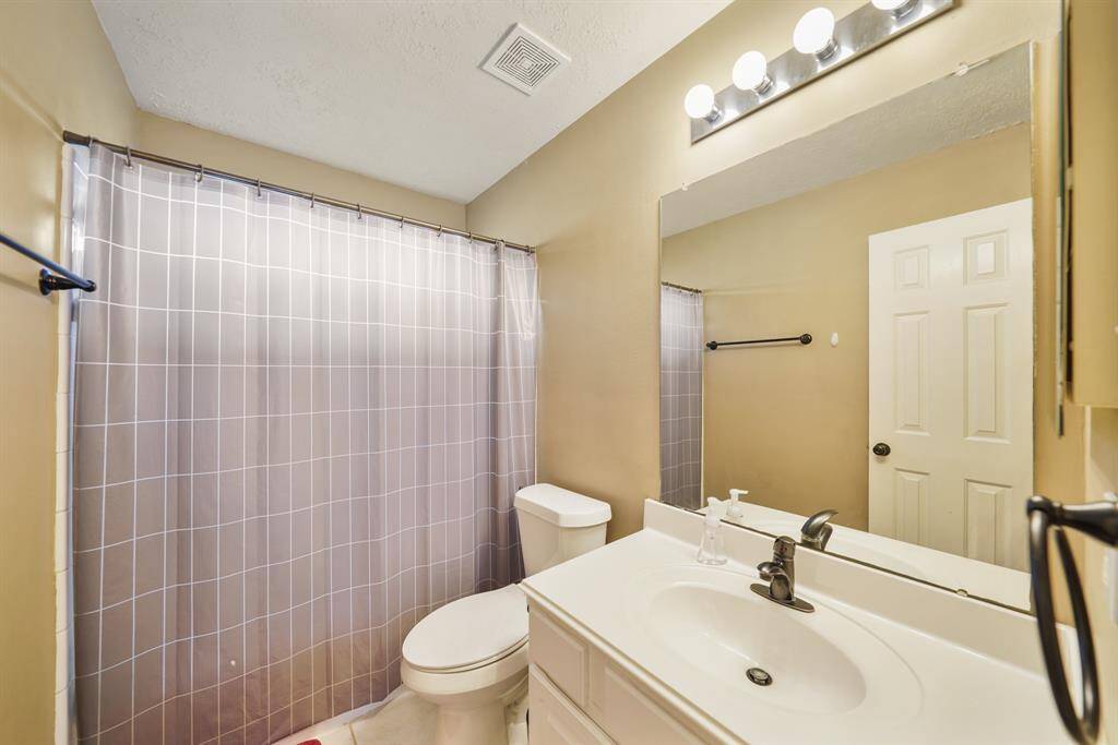 Secondary Bathroom (upstairs)
