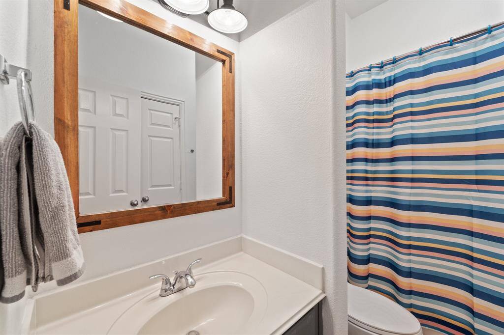 Full bathroom that the secondary bedrooms share.