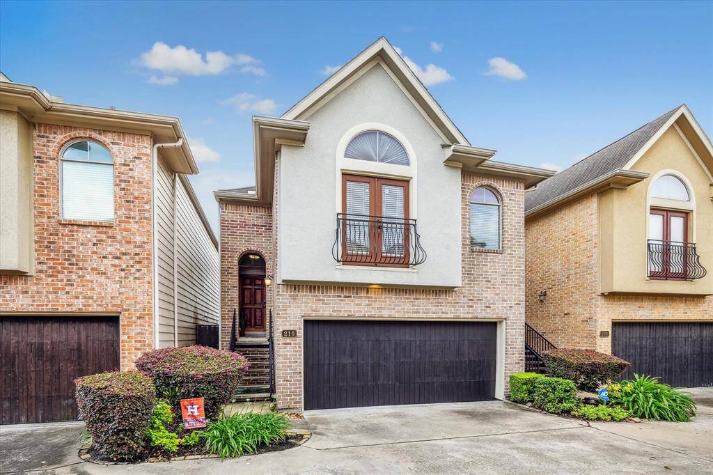 Welcome to 210 Grove St near the East river Develpoment and central to all of Houston. Easy 2 story floorplan with fully fenced backyard.