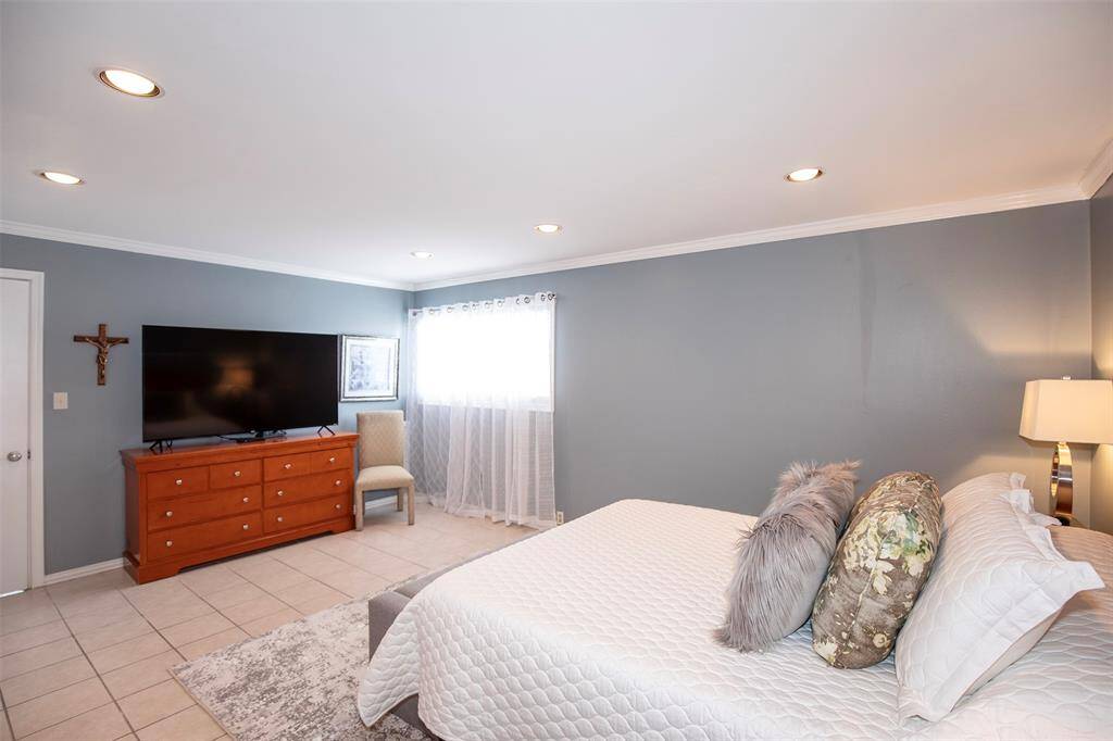 The spacious layout allows for a variety of furniture arrangements, while soft natural light fills the room through a well-placed window.