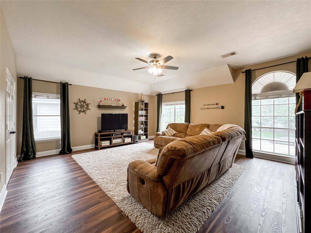 Spacious game room filled with natural light. Features wood flooring, ceiling fan and neutral walls. Ideal for relaxation and entertainment, it would also make an excellent bedroom, as it offers a closet and full bath.
