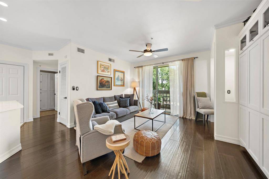 Don't miss this great opportunity to reside in the sought-after River Oaks area, zoned to River Oaks Elem! Located on the 2nd floor, this beautifully upgraded unit boasts 2 equally sized bedrooms, updated baths, a dining and kitchen area, utility closet, and a private balcony. Welcome home to The Renaissance: an exquisite high-rise residence offering 24/7 security with a manned gate and excellent proximity to various retail, dining and shopping options, plus MedCenter, Downtown, Greenway Plaza and Galleria!