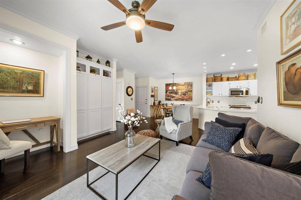 Tailored for entertaining, the unit features a well-designed floor plan that seamlessly connects the open entertainment spaces.