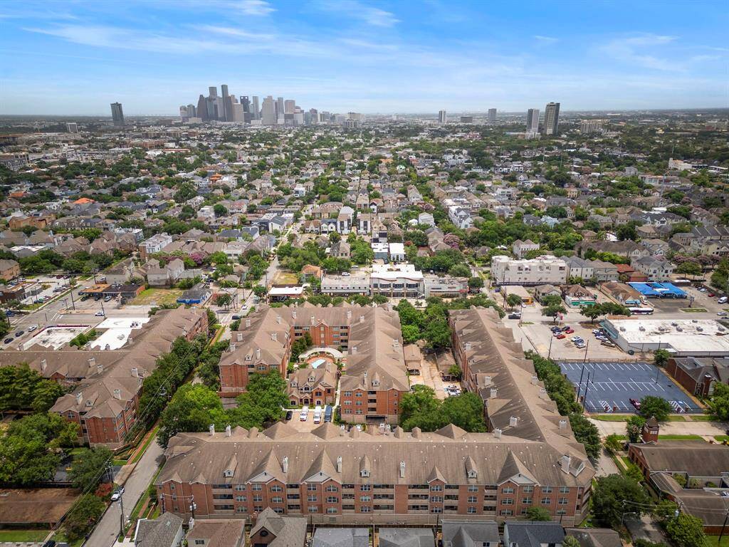 Zoned to the top-rated River Oaks Elementary, The Renaissance offers excellent proximity to Downtown, the Medical Center, Greenway Plaza, Memorial and Hermann Park, and the Galleria. An unparalleled lifestyle awaits in a coveted location near River Oaks Shopping Center, Memorial Park, I-69, I-45, and Loop 610, with quick access to upscale retail, dining, and entertainment options!