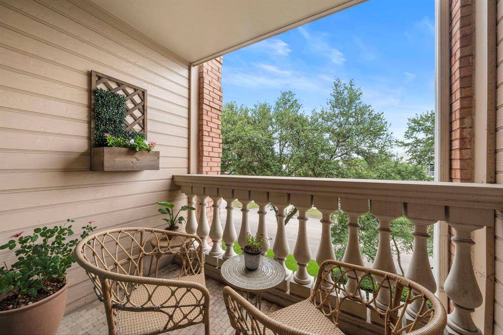 The private balcony offers refreshing treetop views of the River Oaks area, with plenty of space to spare for unwinding in the open air. Easily accessible from the living area, this retreat provides a seamless transition from indoor to outdoor living.