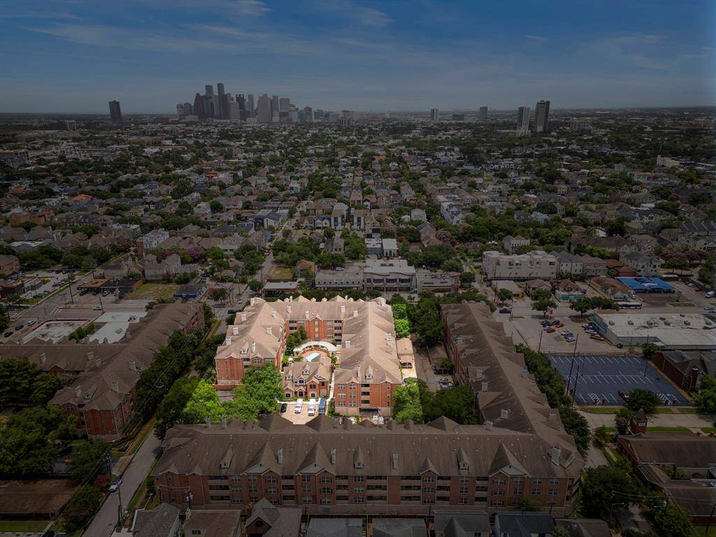 Ideally located, The Renaissance is zoned to River Oaks Elementary and boasts easy access to Houston's finest attractions, shopping, and dining, including Downtown, the Medical Center, the Galleria, River Oaks Shopping Center, and Memorial Park!