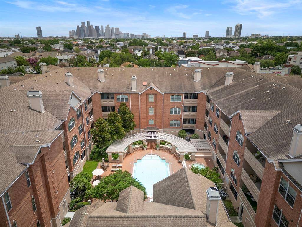 Residents of the high-rise benefit from top-notch amenities such as a 24/7 manned gate, a pool, a clubhouse, a fitness center, and elevators. Occupying an entire city block, it features four floors: three dedicated to residential living and one for parking, housing a total of 288 units.