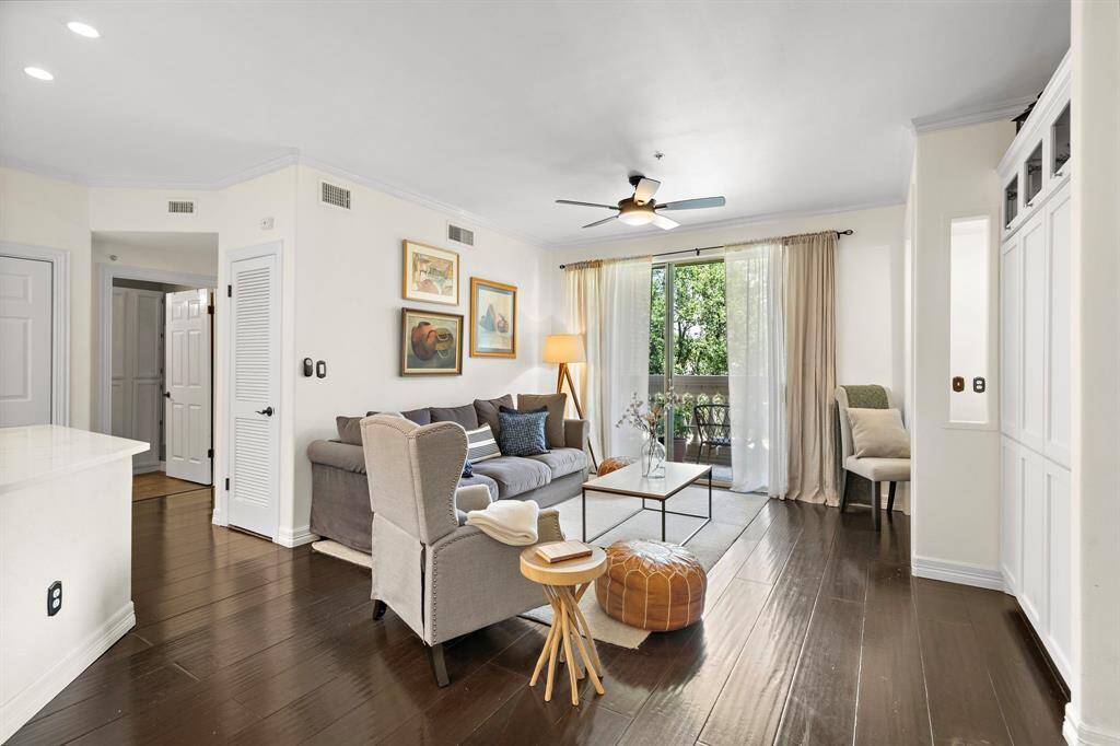 The open-concept living area highlights sleek bamboo flooring and a huge glass door that floods the space with natural light. Entertain in style with effortless indoor-outdoor flow, courtesy of the sliding door that opens to the private balcony.