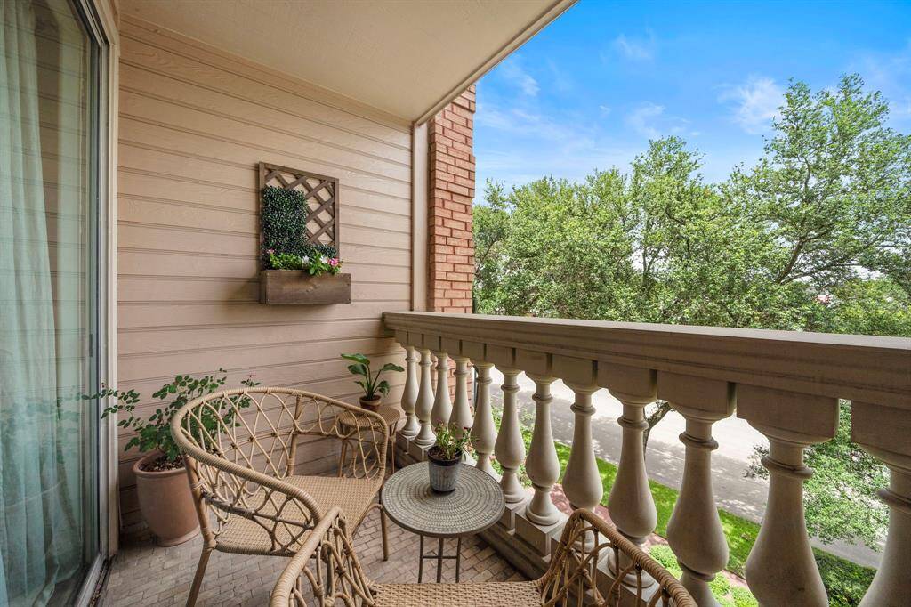 Accessible from the living room, savor lush canopy views of the River Oaks area and delight in the fresh breeze on the sizable balcony.