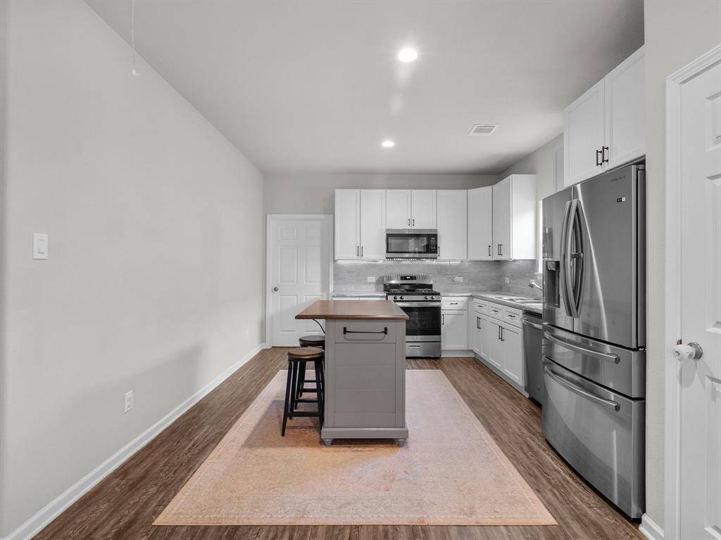 Kitchen w/portable island (can stay)