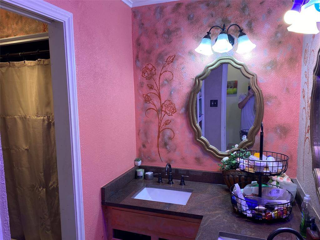 Bathroom downstairs