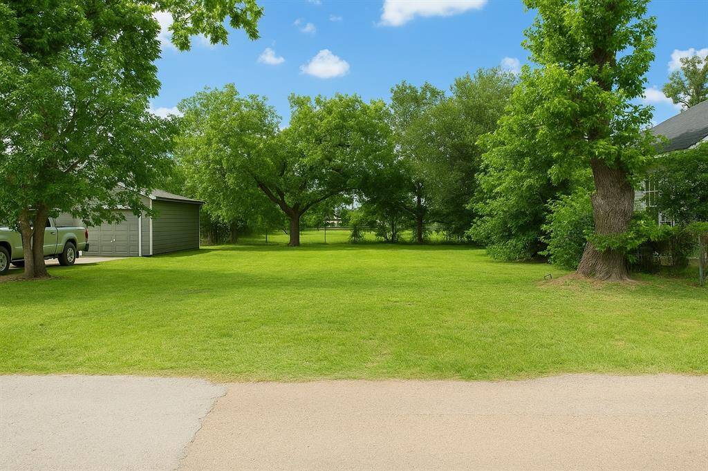 214 Eichwurzel Lane- 4,075 SF.