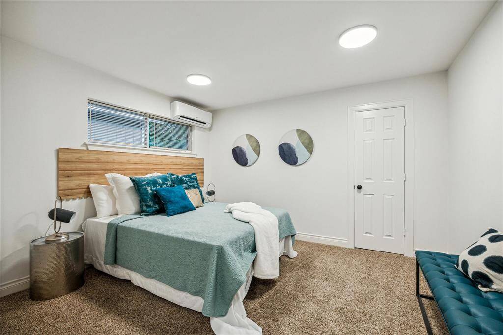 Detached quest quarters with a full bath and closet.