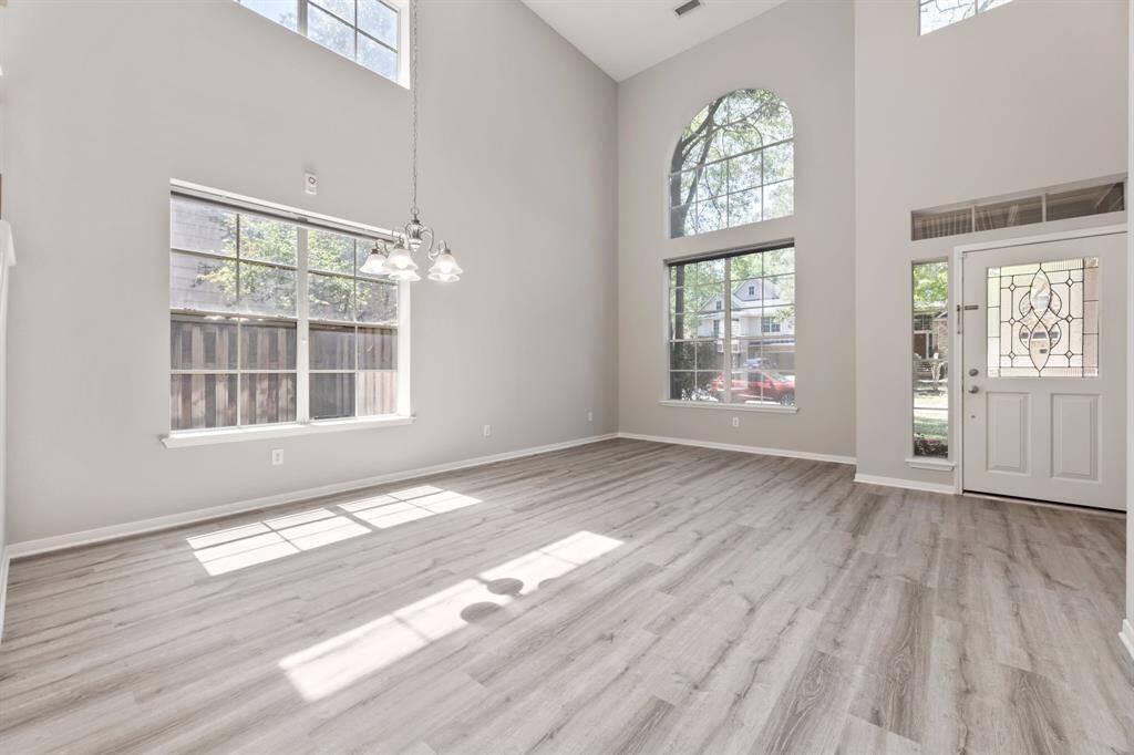 The entryway includes a stylish door with decorative glass, enhancing the room's inviting atmosphere.