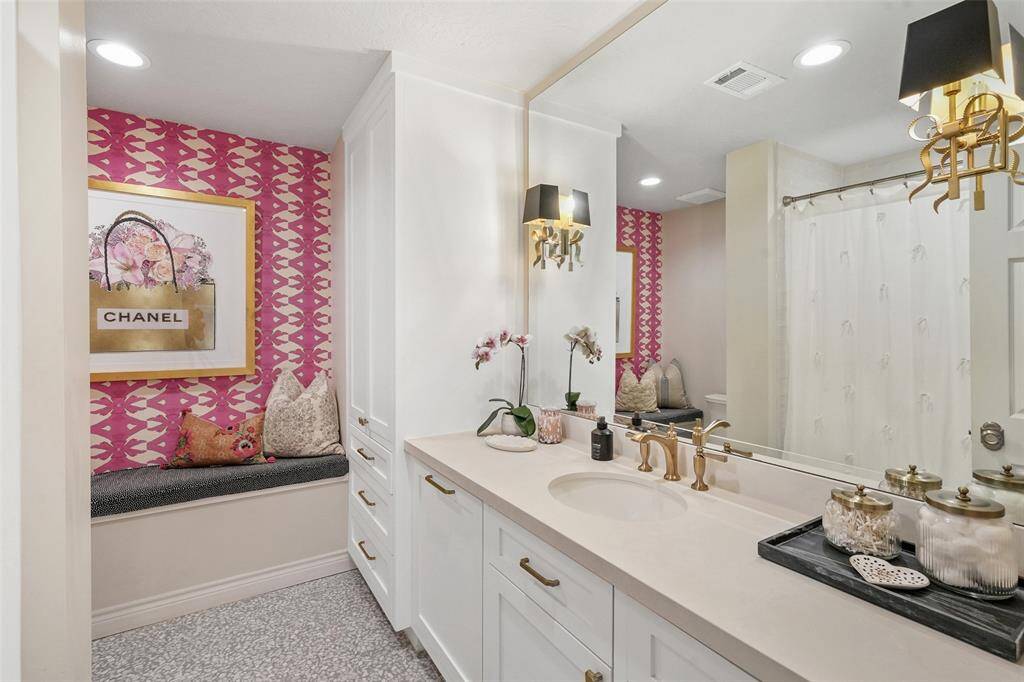 Upstairs Suite Full Bathroom