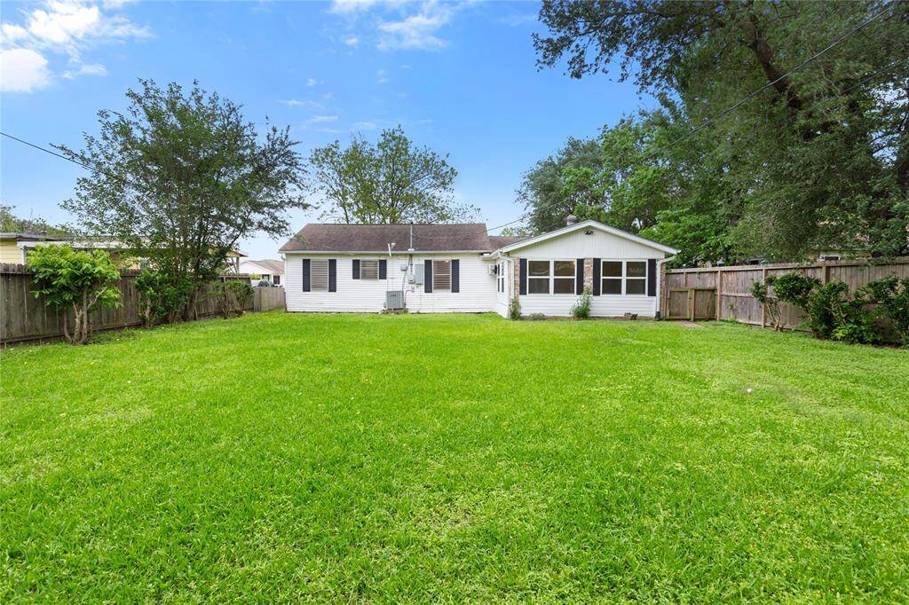 back yard is fenced ready to enjoy