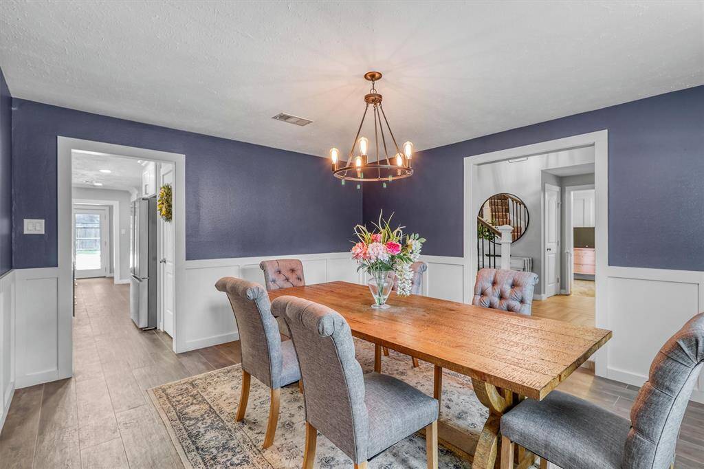 Wonder flow to the kitchen and foyer.
