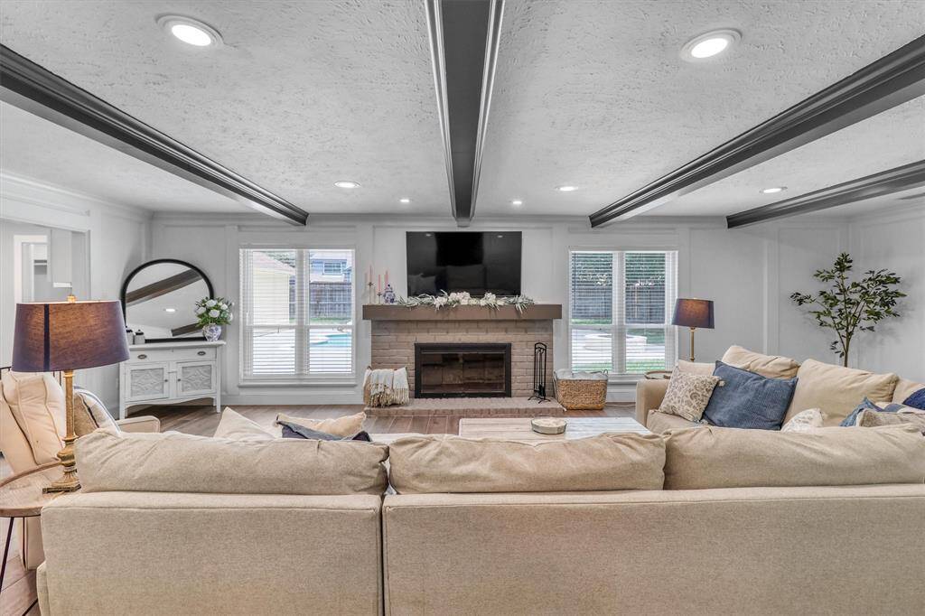 The dark beams over head give that very stylish living space.