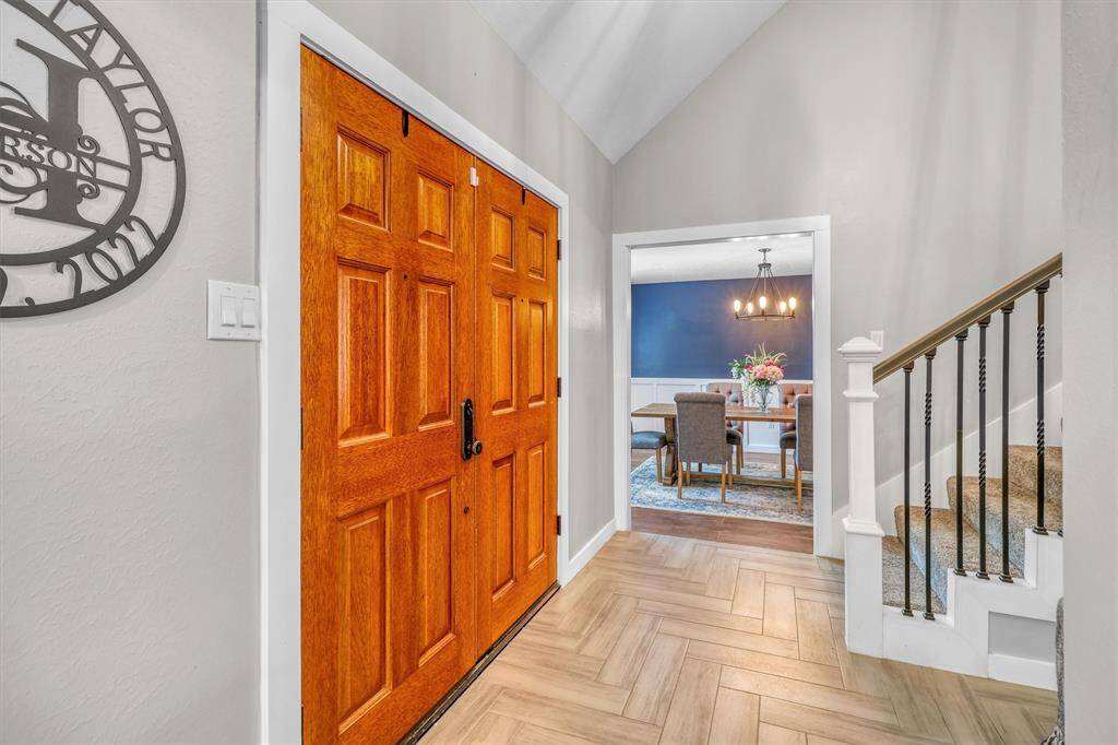 The foyer welcomes you in with it's beautiful tile floors and high ceilings!