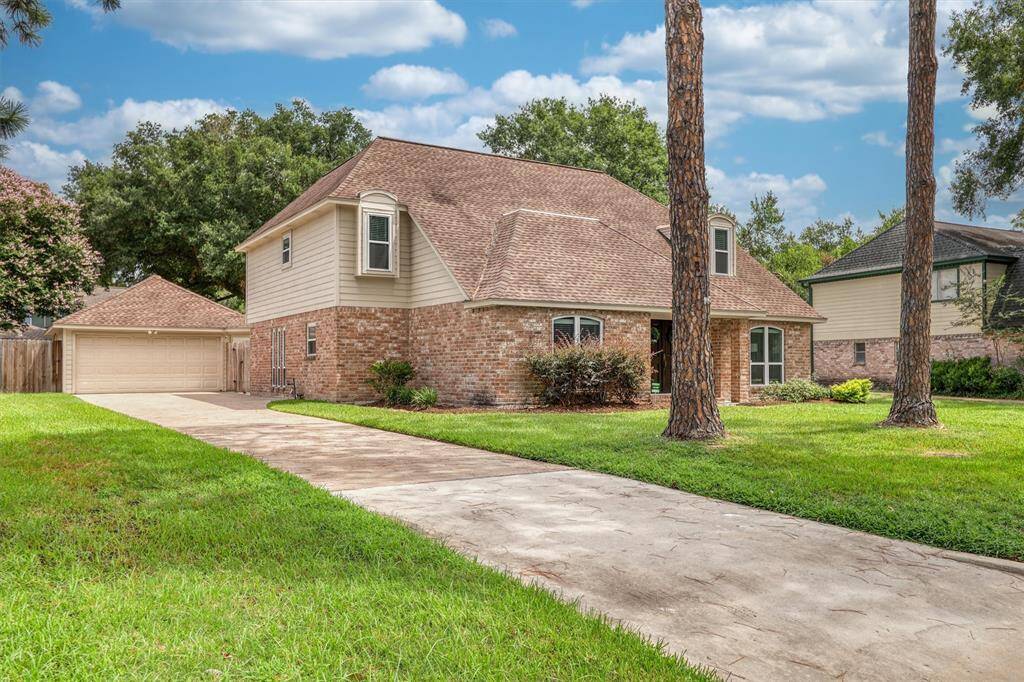 Beautifully appointed property on this large cul-de-sac lot.