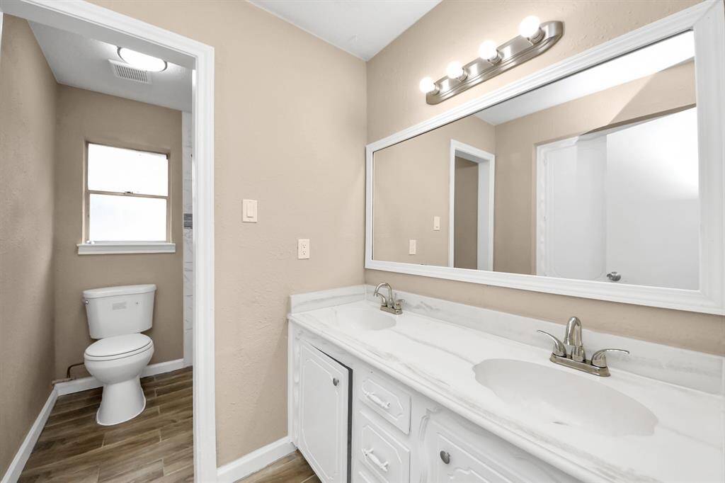 Secondary bathroom.